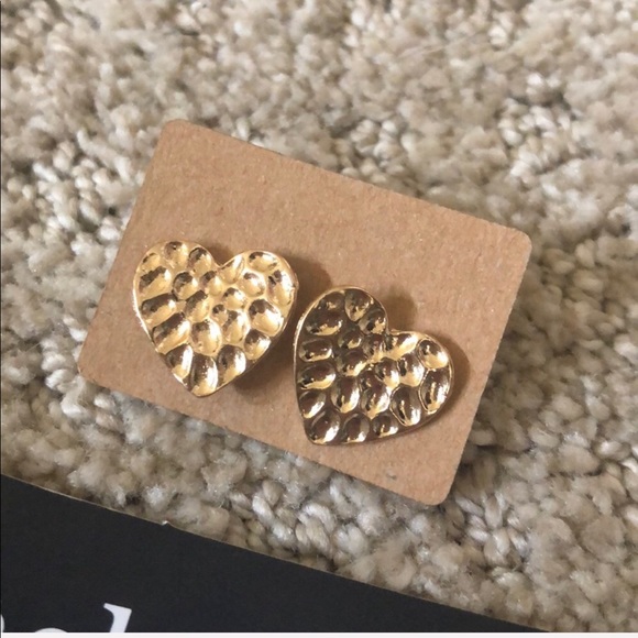 LAST SET Heart Stud Earrings - Picture 3 of 3